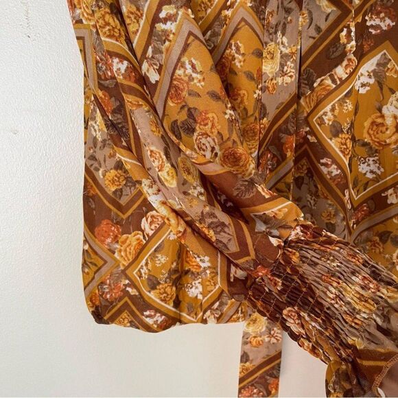 Luna Floral V-Neck Women’s Top Blouse (Size M) - Picture 8 of 12